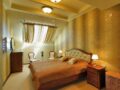 Royal apart