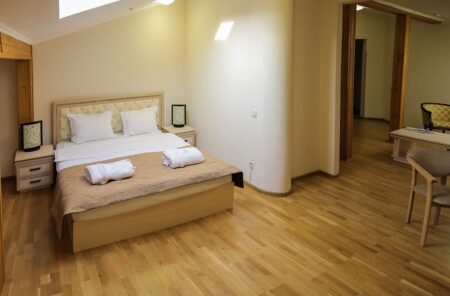 Курортно-готельний комплекс «Свитязь», Півлюкс з мансардою - svityaz-rezort-hotel-junior-suite-mansard-3.jpg